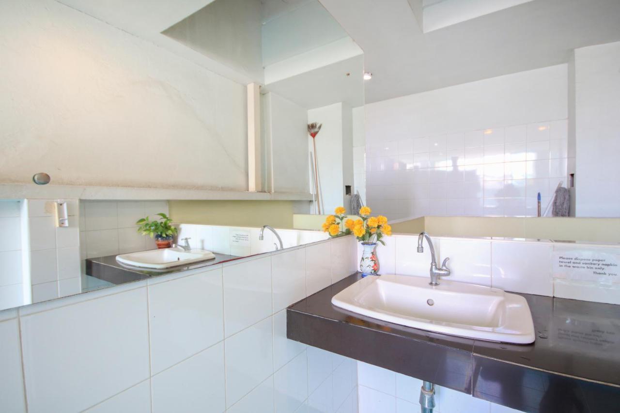 Oyo 1054 Phuket Backpacker Hostel Номер фото