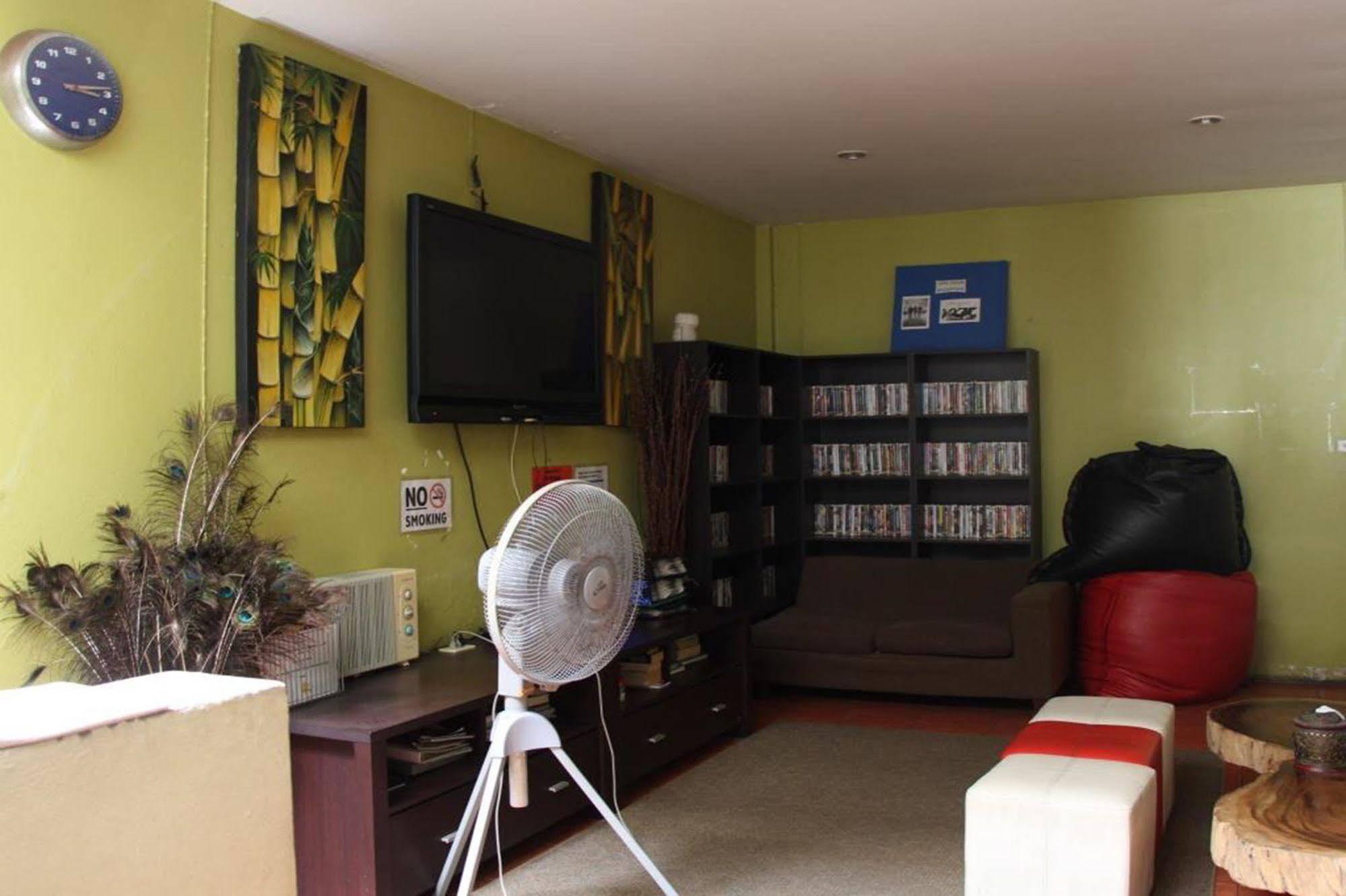 Oyo 1054 Phuket Backpacker Hostel Экстерьер фото